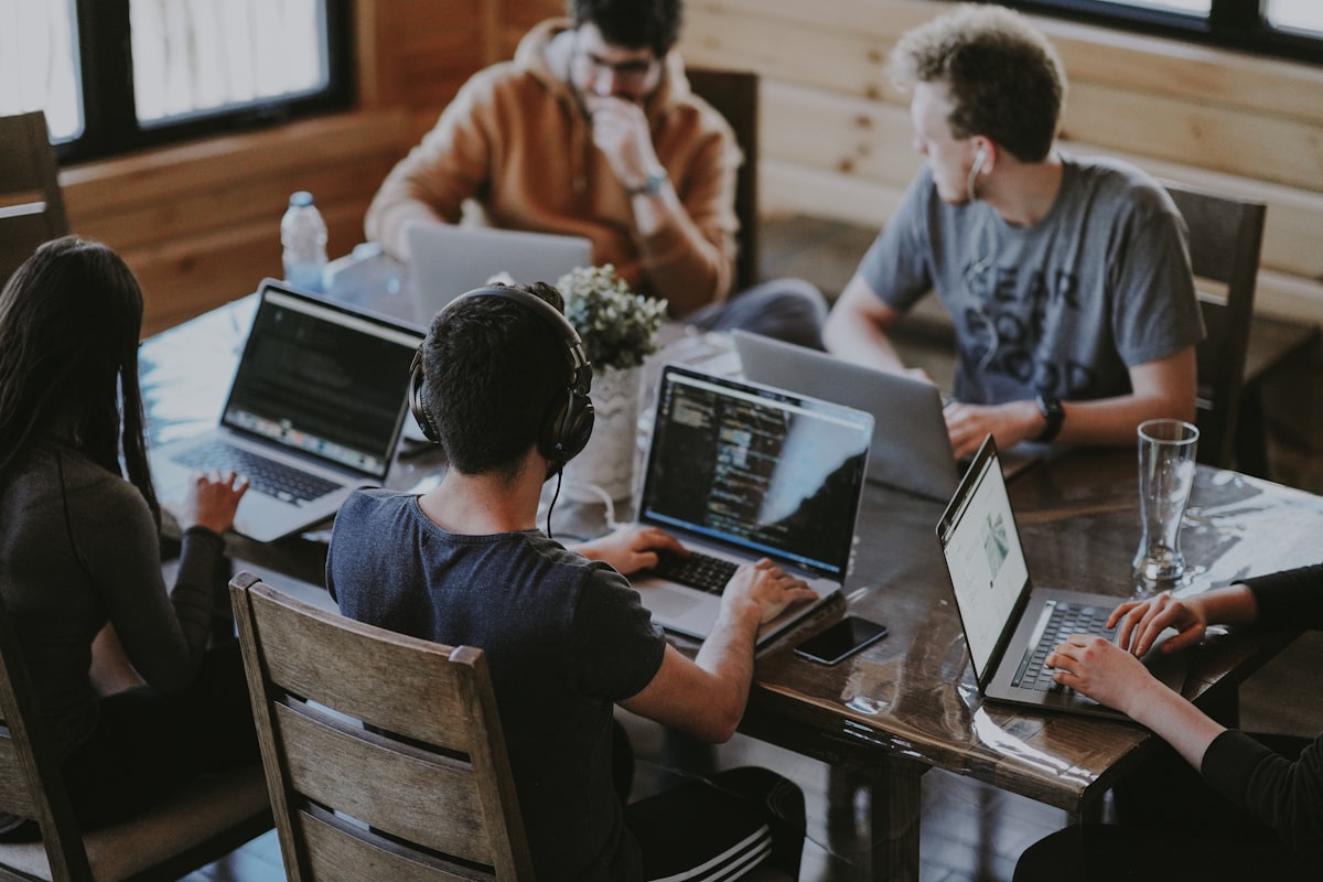 L'équipe NELA au travail sur un projet digital